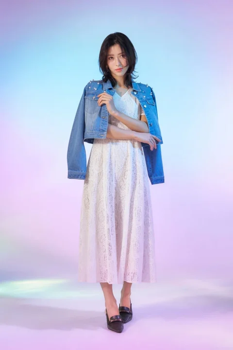 デニムジャケットとレースドレスの女性