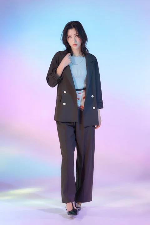 ジャケットとパンツスタイルの女性