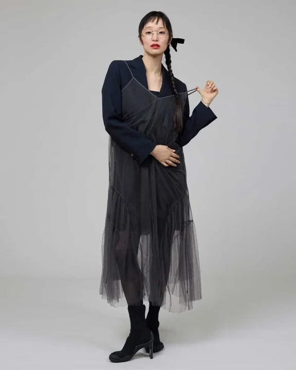 モードな黒のチュールドレススタイル