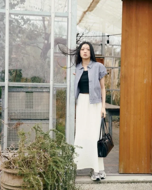 チェックシャツとスカート