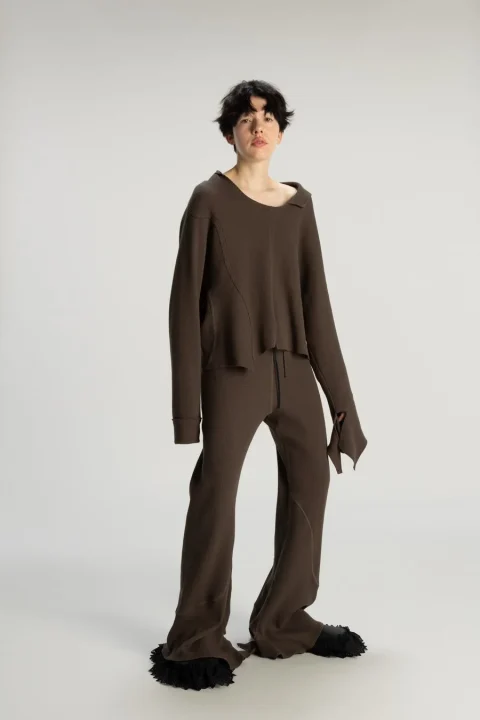 モデル、ダークブラウンリブニット