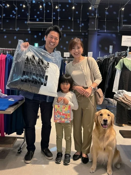 ペット同伴で買い物を楽しむ家族