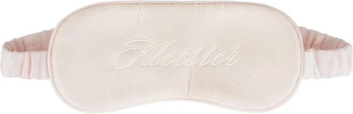 淡いピンク色のアイマスク