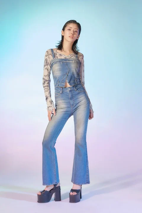 デニムビスチェとフレアジーンズの女性