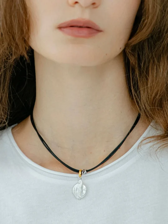 Pearl leather choker