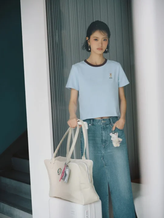 スーツケースとトートバッグを持つ女性