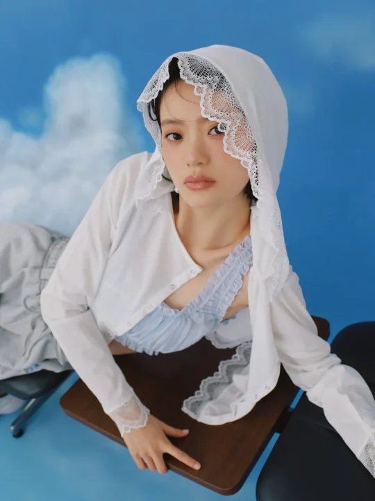 レースのフードをかぶった女性