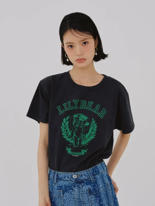 黒Tシャツの女性