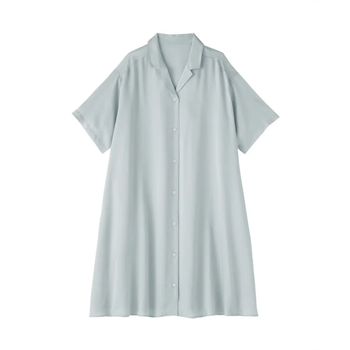 明るい水色の半袖シャツワンピース