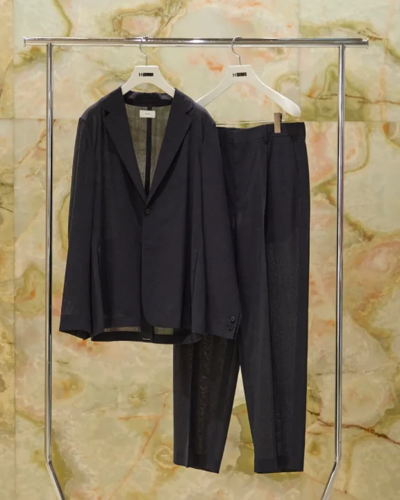 ダークグレーのスーツセットアップ