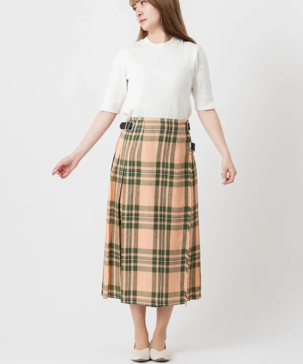 チェック柄スカートを着用した女性