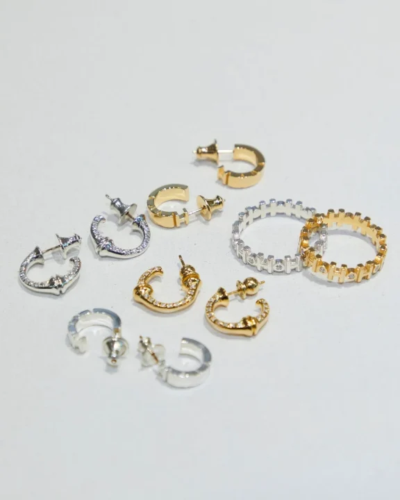 ゴールドとシルバーのピアスやリング