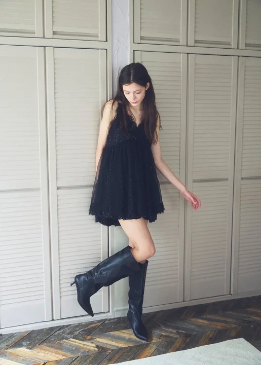 黒ミニドレスのモデル