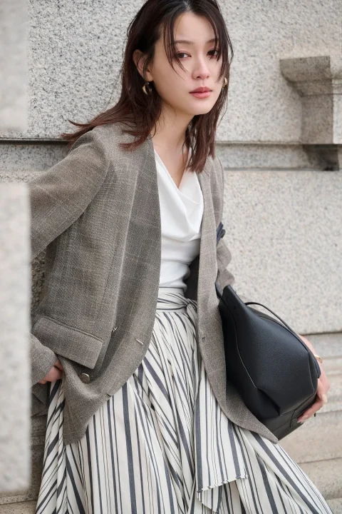 ブラウンブレザーとストライプスカート