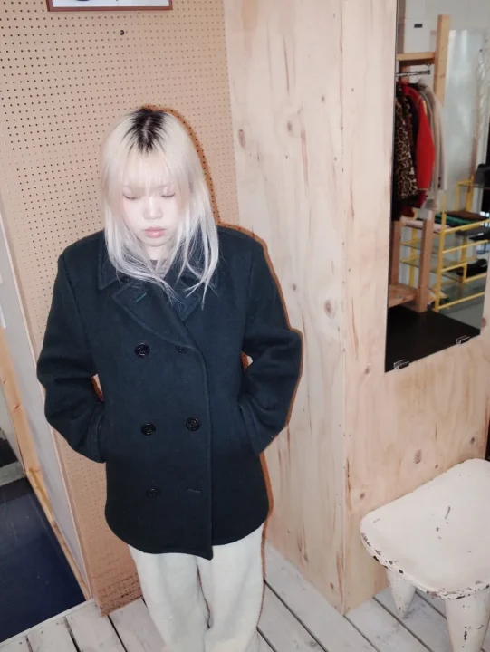 黒いピーコートの女性