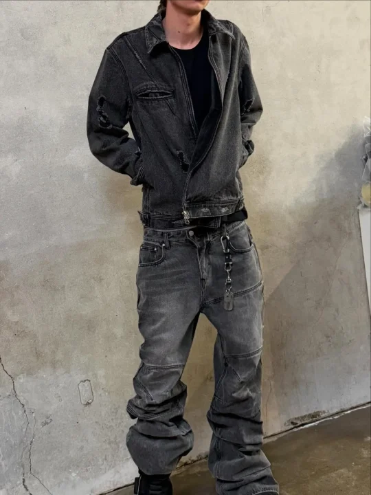 ダークグレーのダメージデニムジャケットとバギージーンズを着用した男性の全身ファッションスナップ。ルーズフィットのスタイルが特徴的で、ストリート感あふれる着こなしです。