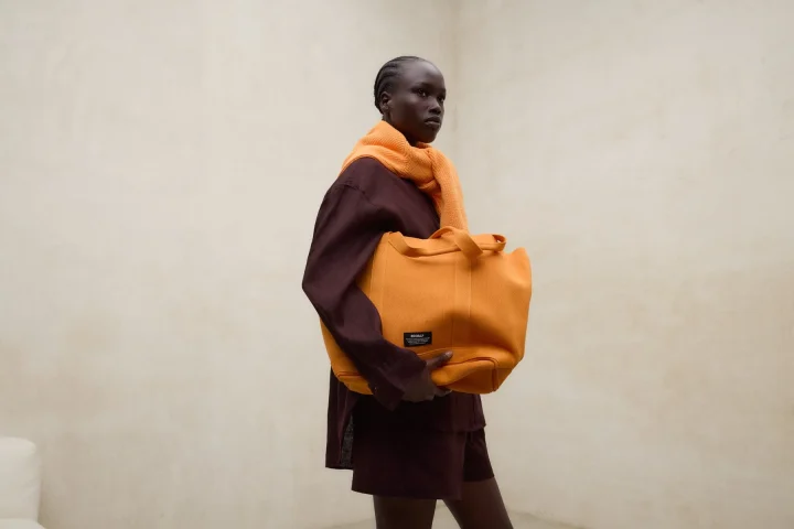 女性と大きなオレンジバッグ