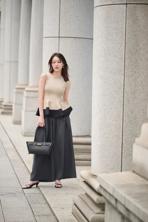 ベージュノースリーブと黒スカート