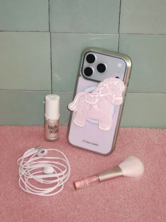 馬のモチーフが付いたiPhoneとコスメ