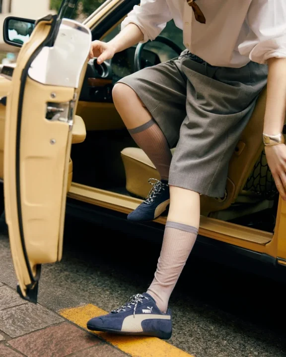 クラシックカーとスニーカー