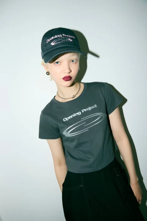 Opening Projectコラボ ロゴプリントTシャツを着用した女性モデル（別カット）