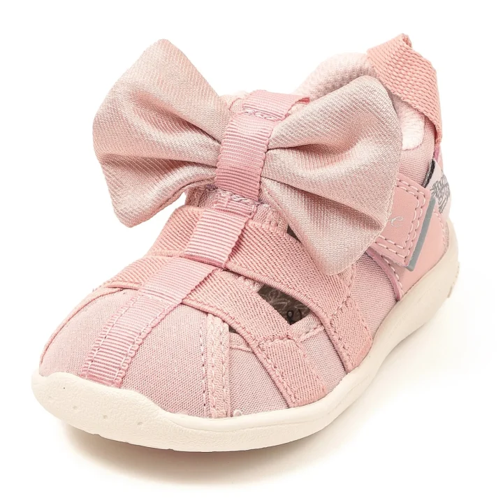 大きなリボンが特徴的なピンク色のベビーシューズ