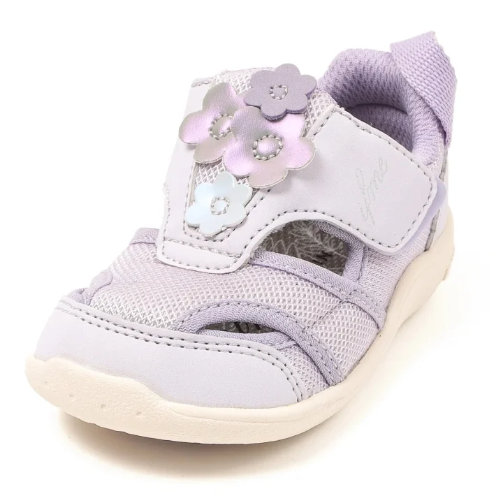 淡いラベンダー色の子供用サンダル