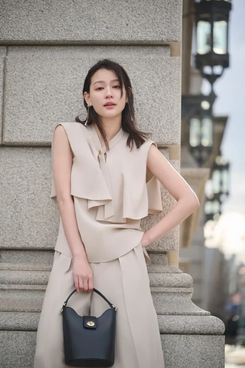 ベージュノースリーブブラウスとワイドパンツ