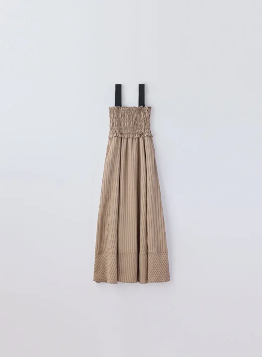 ベージュのシャーリングワンピース