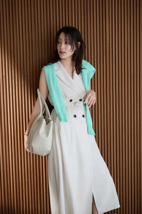 ベージュトレンチワンピースとカーディガン