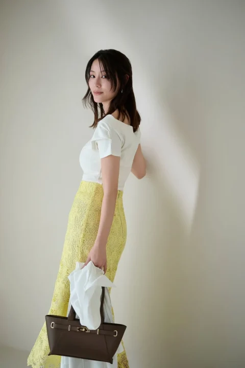 白トップスとイエローレーススカート
