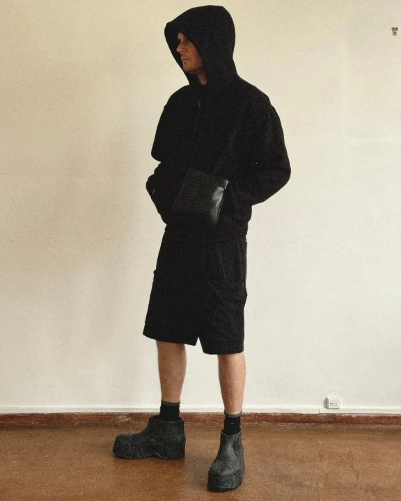 男性、パーカー、ショートパンツ、厚底ブーツ、黒