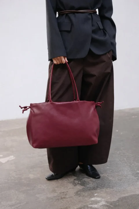 バーガンディのトートバッグ