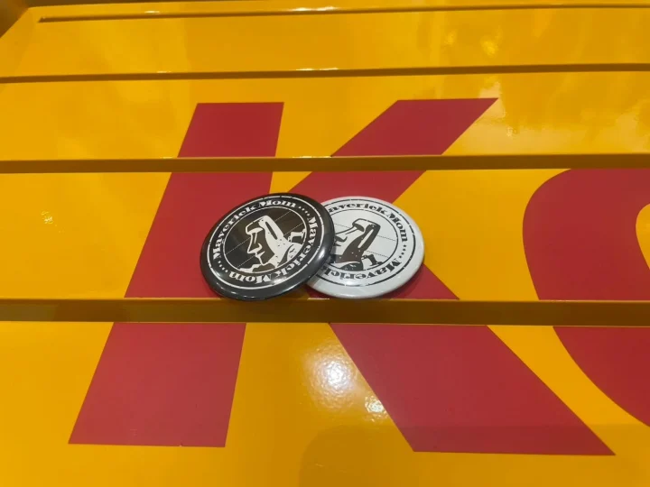 Maverick Momのロゴ入り缶バッジ