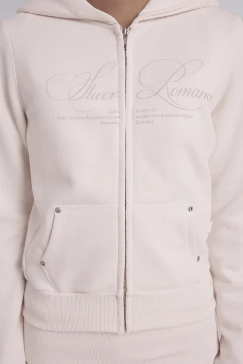 淡いクリーム色のジップアップパーカー