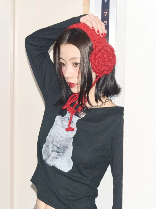 女性、ファッション、赤、イヤーマフ、黒いトップス、猫柄、ショートヘア、カジュアル、冬コーデ、ポートレート