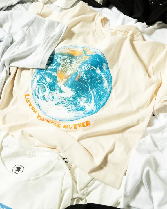 地球デザインのTシャツ