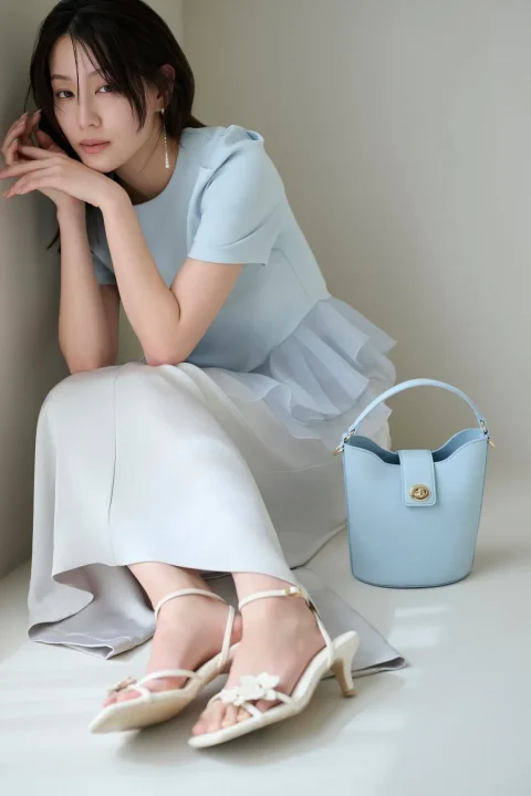 水色トップスとスカート