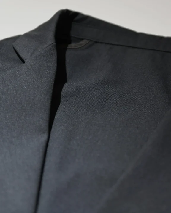 襟元とラペルのクローズアップ