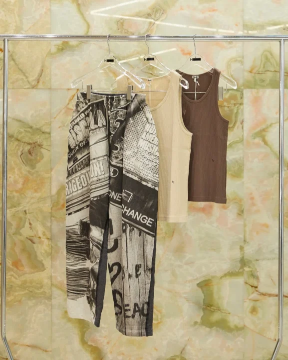 新聞柄パンツとタンクトップ