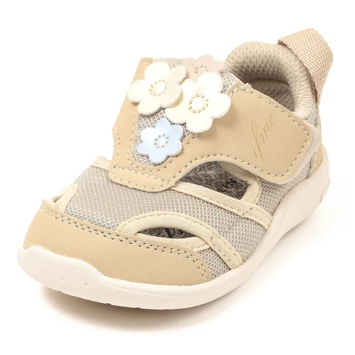 ベージュ色のベビー用サンダルシューズ