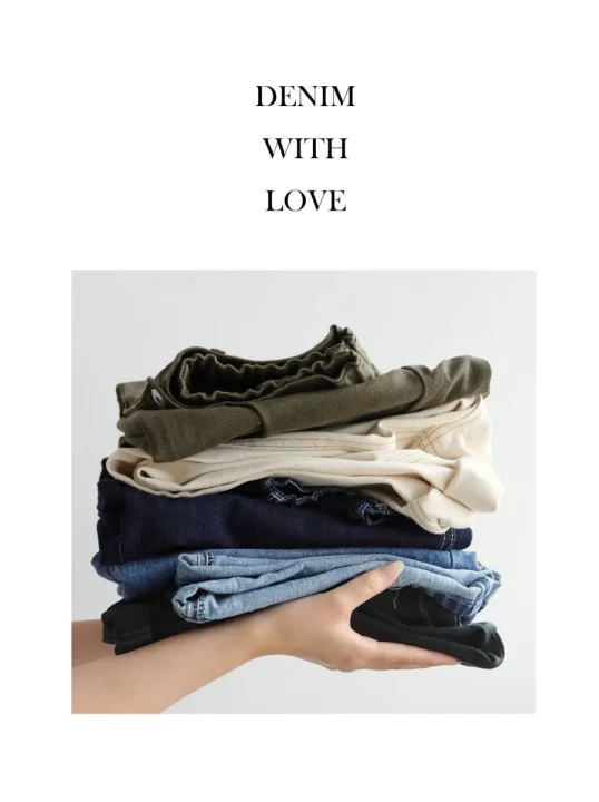 DENIM WITH LOVEのロゴとデニムの山