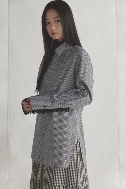 黒と白のギンガムチェックシャツとスカートを着用した女性モデル