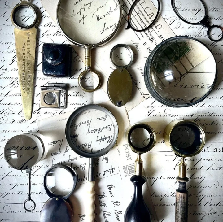 虫眼鏡と古紙