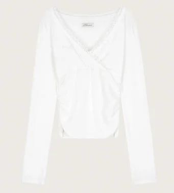 白い長袖のトップス