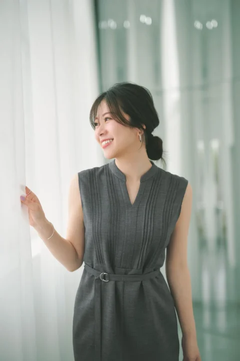 グレーのノースリーブワンピース