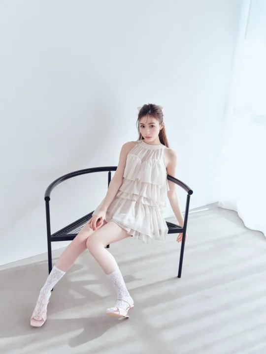 フリルの淡い色のドレスを着た女性