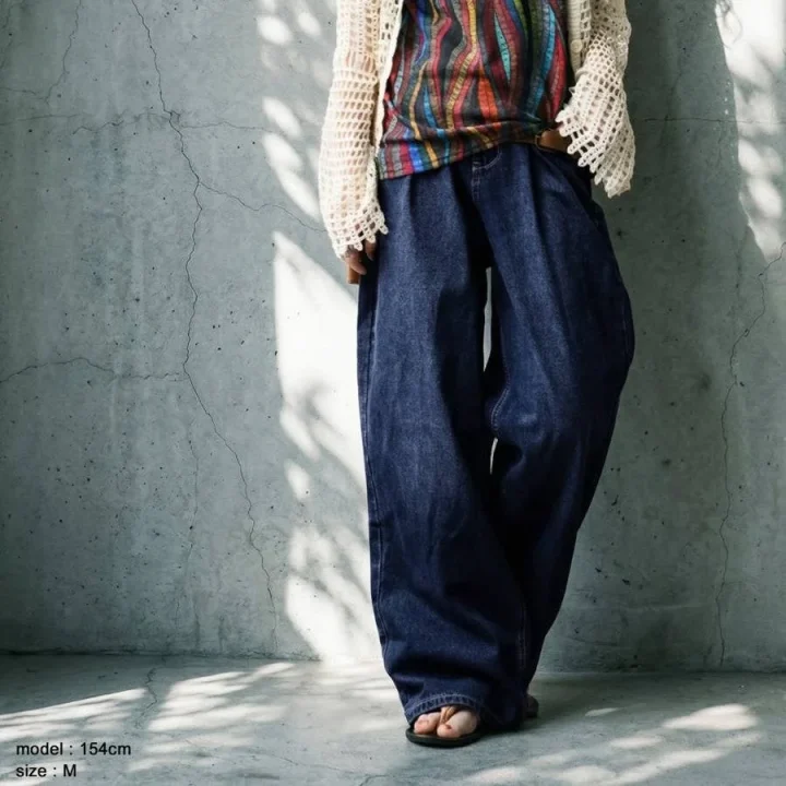 ストライプトップスとデニムワイドパンツのカジュアルスタイル