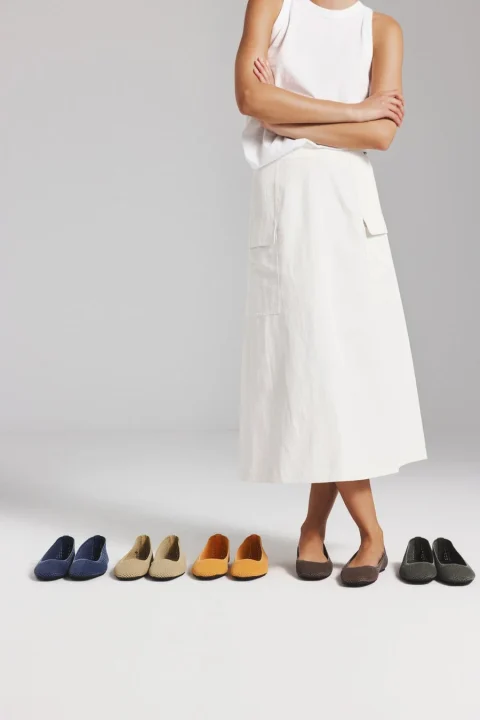 女性とバレエシューズ