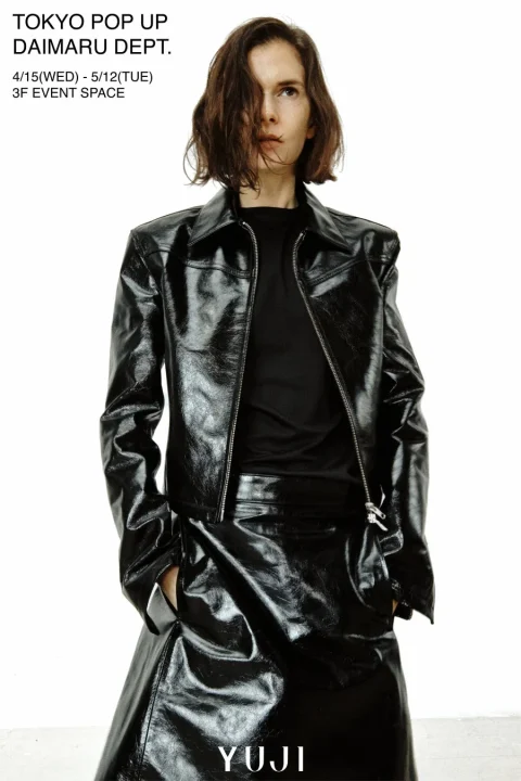 レザージャケットの女性とイベント情報